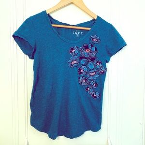 Loft tee with embroidered appliqué flowers 🌸